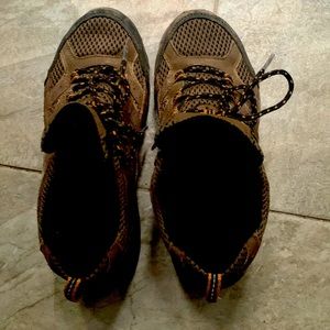 Excellent condition Boys 2.5 merrell hiking sneakers.